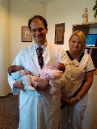 Dr. Vereczkey Attila orvosigazgató és Dorogsághy Orsolya főnővér az ikrekkel