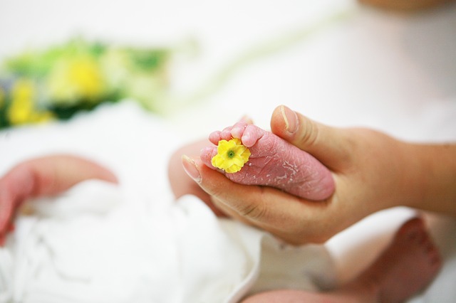 Baba a kórházban szülés után virággal a lábán