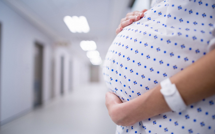 Terhes nő a kórházi folyosón