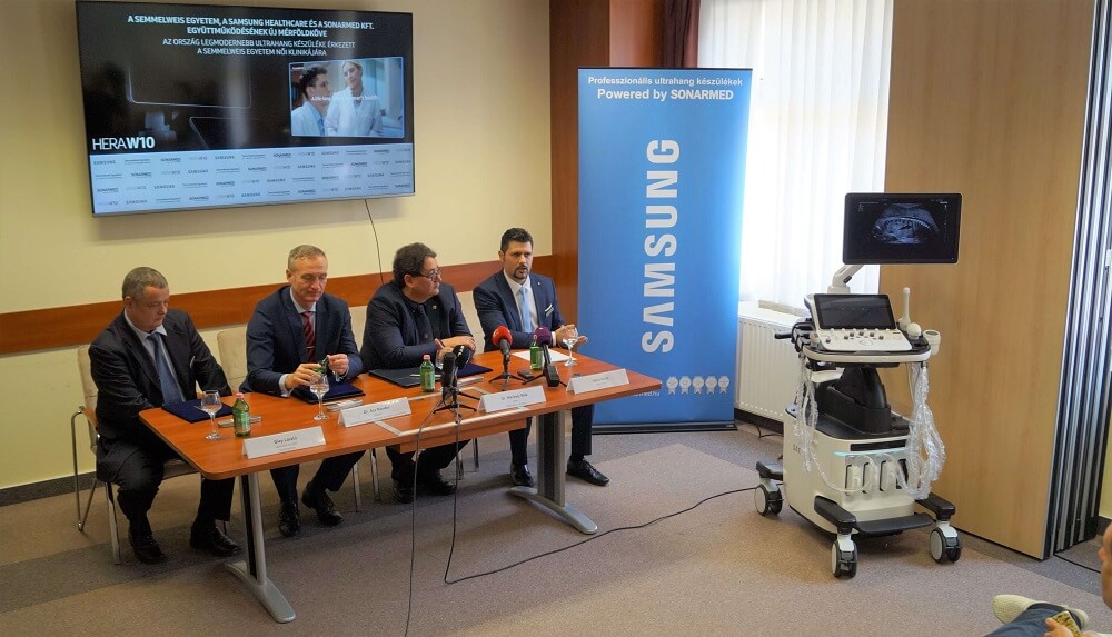 Giay László, prof. Dr. Ács Nándor, dr. Merkely Béla és Sipos Antal a HERA W10 típusú ultrahang berendezés átadásakor